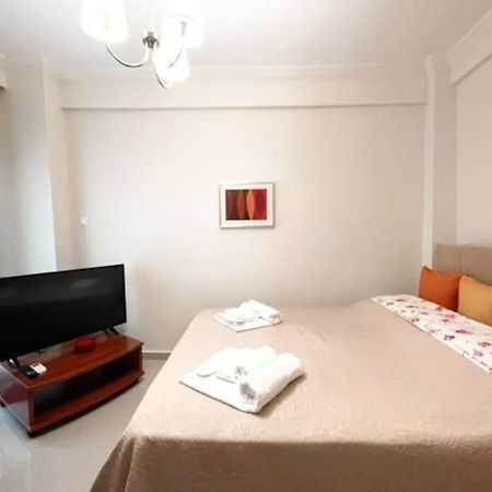 Crimson Suite: 1-Bedroom Apartment In Thessaloniki Buitenkant foto
