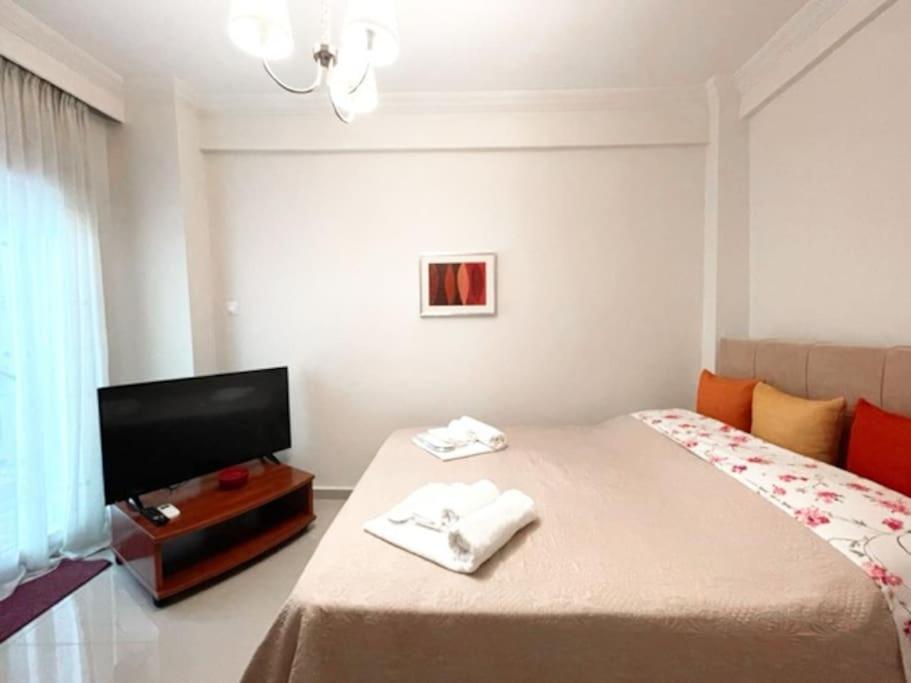 Crimson Suite: 1-Bedroom Apartment In Thessaloniki Buitenkant foto