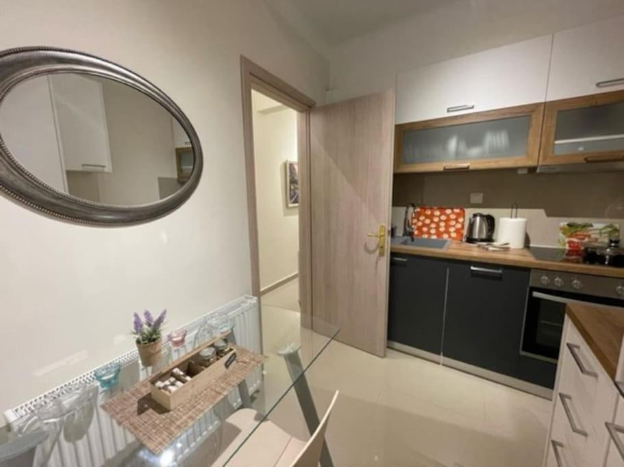 Crimson Suite: 1-Bedroom Apartment In Thessaloniki Buitenkant foto