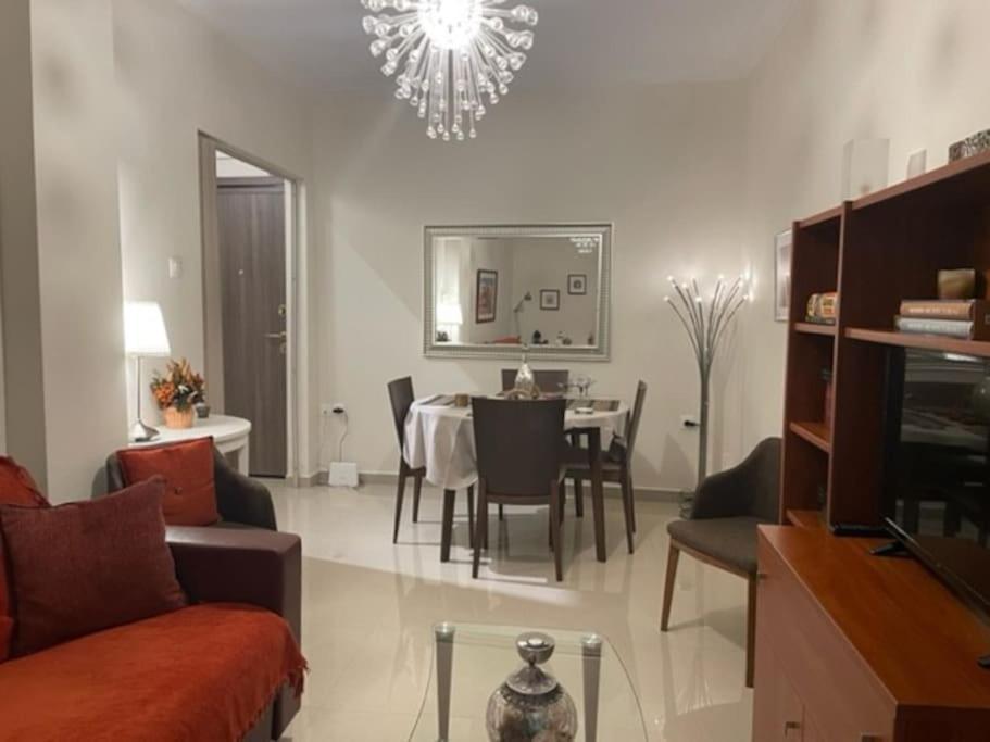 Crimson Suite: 1-Bedroom Apartment In Thessaloniki Buitenkant foto