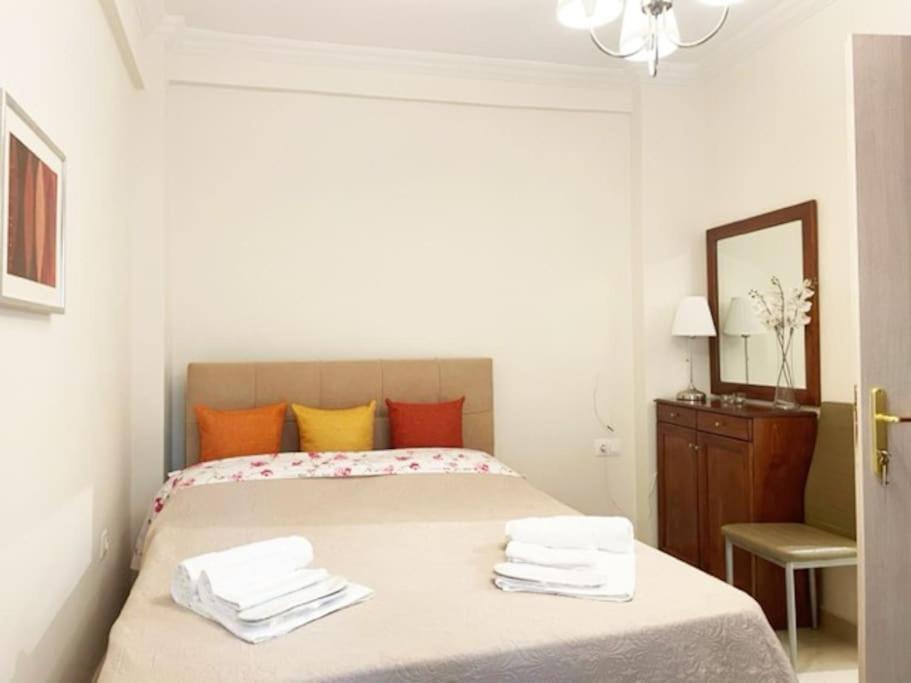 Crimson Suite: 1-Bedroom Apartment In Thessaloniki Buitenkant foto
