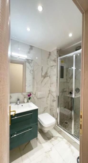 Crimson Suite: 1-Bedroom Apartment In Thessaloniki Buitenkant foto